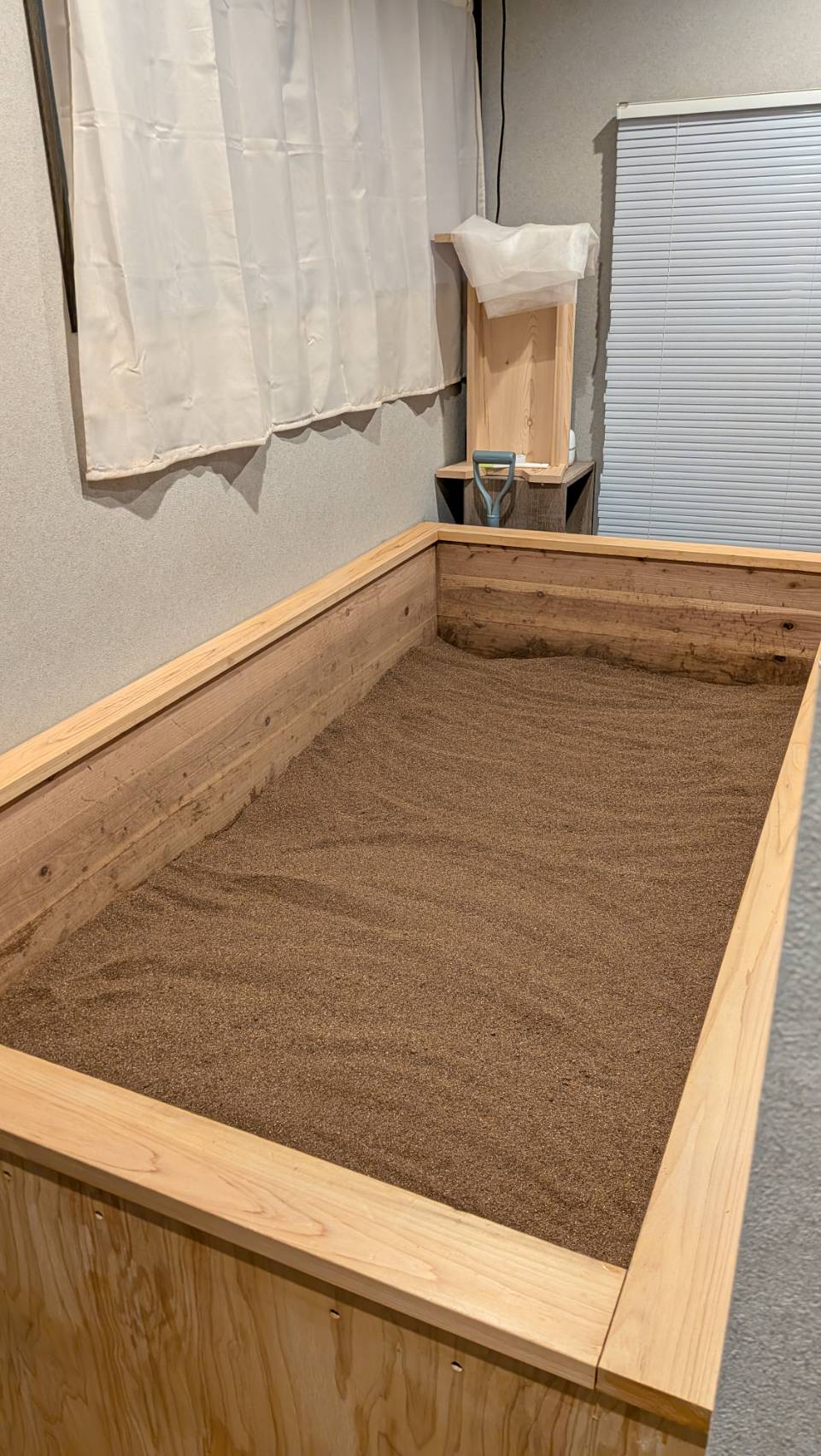 木の浴槽に米ぬかを敷き詰めた、plumeの個室酵素風呂